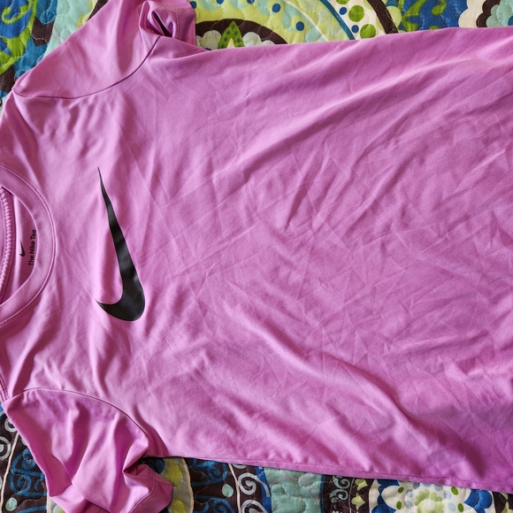 Nike Pink T-Shirt with Black Logo - Picture 3 of 9